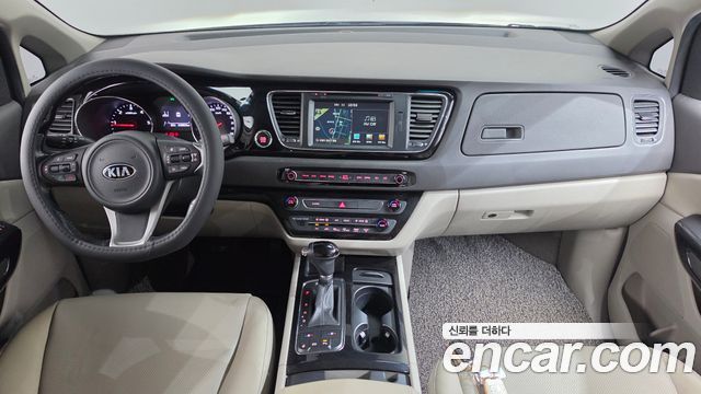Kia Carnival — interior