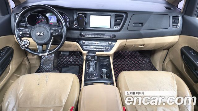 Kia Carnival — interior