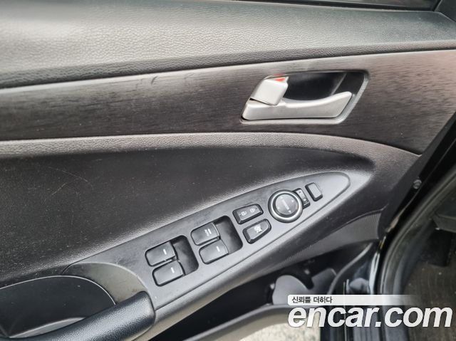 Hyundai Sonata — interior