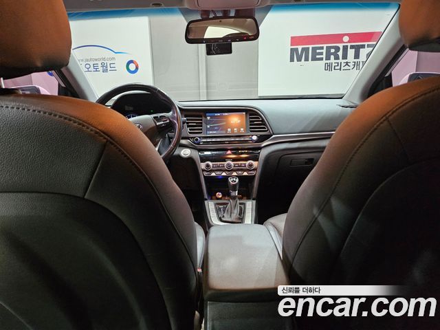 Hyundai Avante — interior