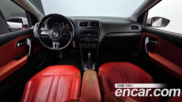 Volkswagen Polo — interior