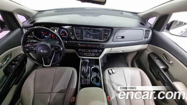 Kia Carnival — interior
