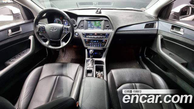 Hyundai Sonata — interior