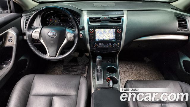 Nissan Altima — interior