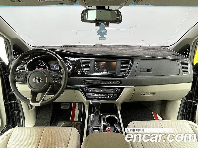 Kia Carnival — interior