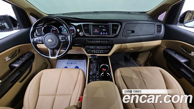 Kia Carnival — interior