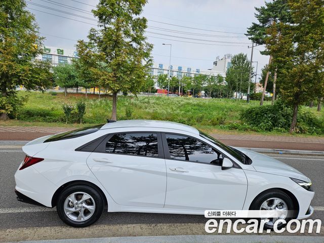 Hyundai Avante — interior