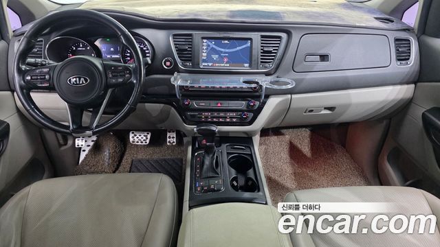Kia Carnival — interior