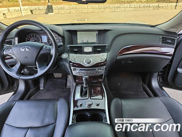 Infiniti M — interior