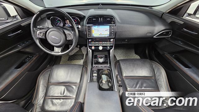 Jaguar XE — interior