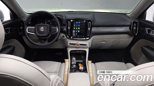 Volvo XC40 — interior