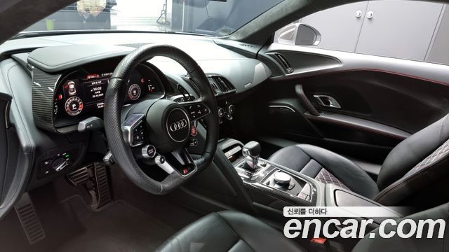 Audi R8 — interior