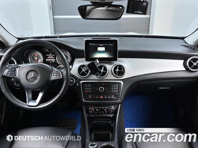 Mercedes-Benz GLA-Class — interior