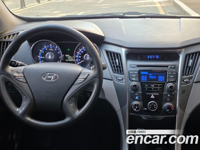 Hyundai Sonata — interior