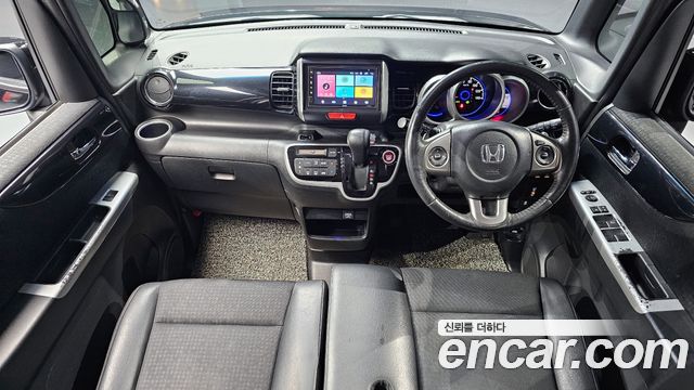 Honda N-BOX — interior