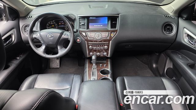 Nissan Pathfinder — interior