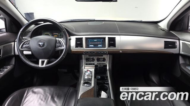 Jaguar XF — interior