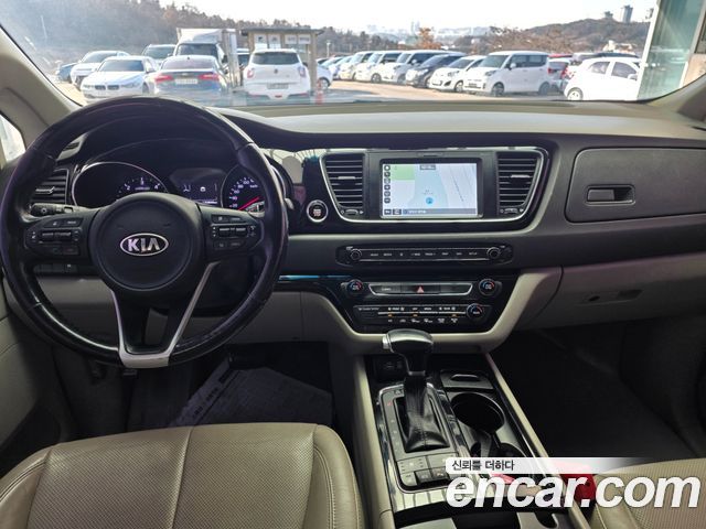 Kia Carnival — interior