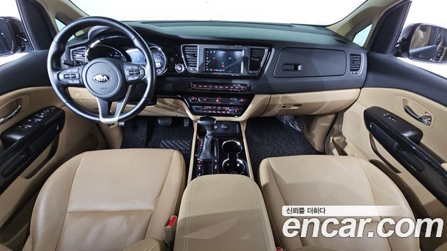 Kia Carnival — interior