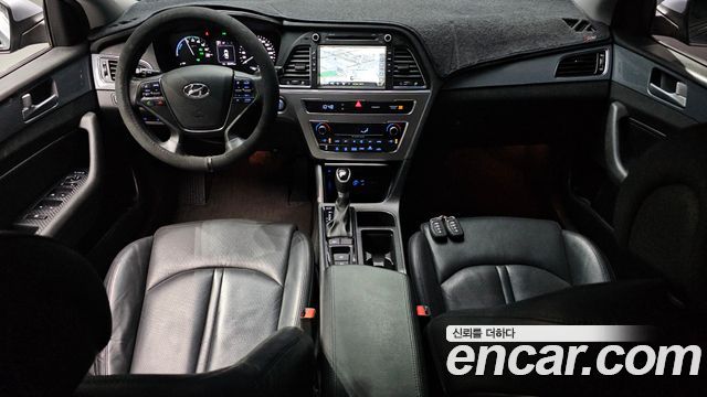 Hyundai Sonata — interior
