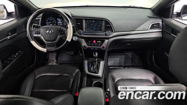 Hyundai Avante — interior