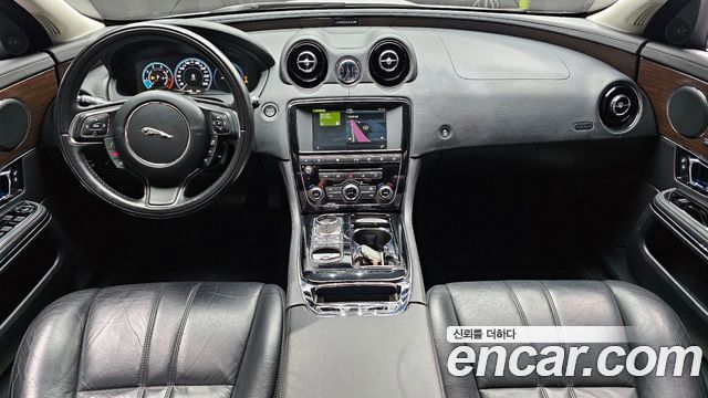 Jaguar XJ — interior
