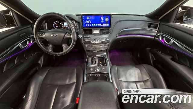 Infiniti Q70 — interior