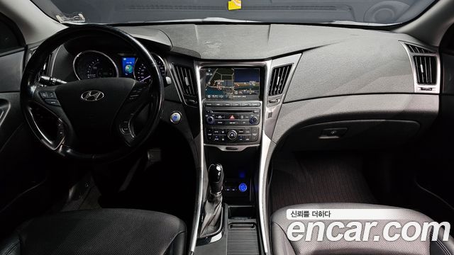 Hyundai Sonata — interior