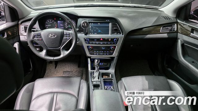 Hyundai Sonata — interior