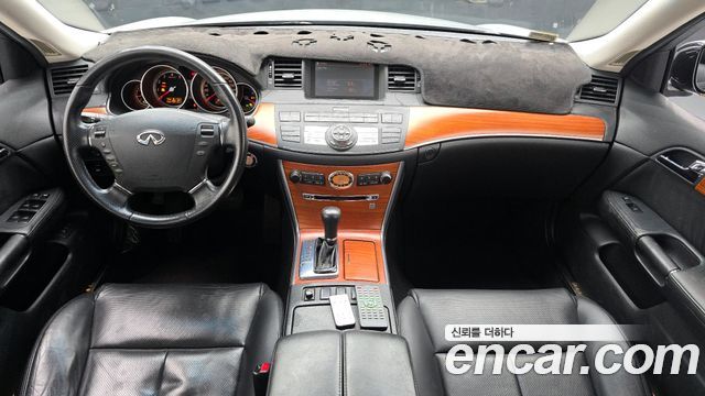 Infiniti M — interior