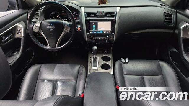 Nissan Altima — interior