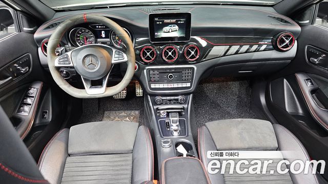 Mercedes-Benz GLA-Class — interior