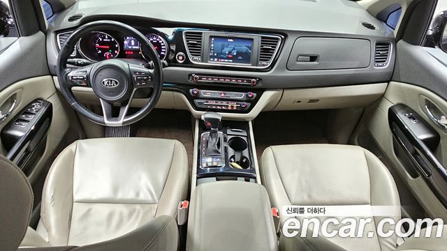 Kia Carnival — interior