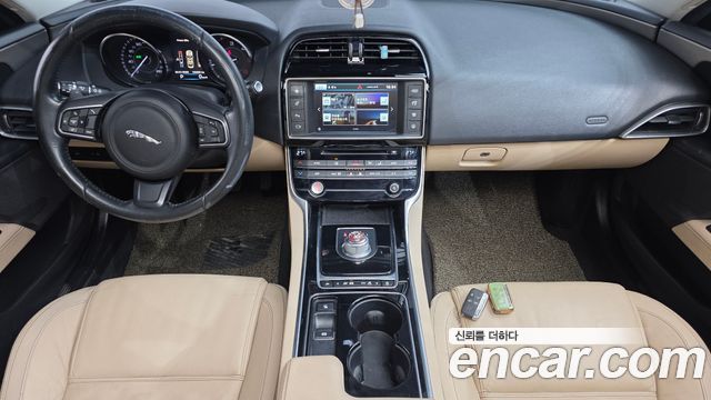 Jaguar XE — interior