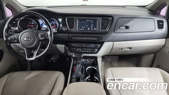 Kia Carnival — interior
