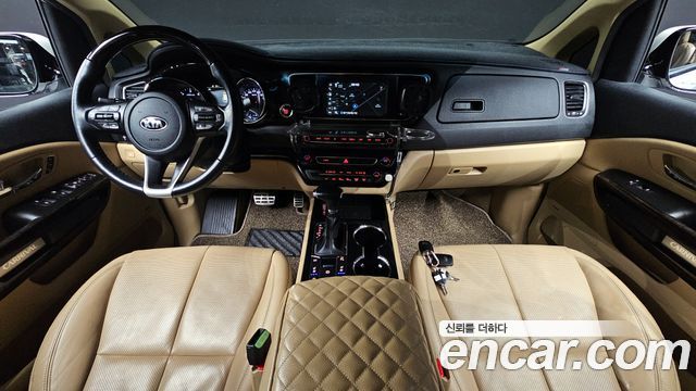 Kia Carnival — interior