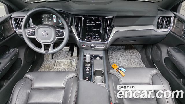 Volvo S60 — interior