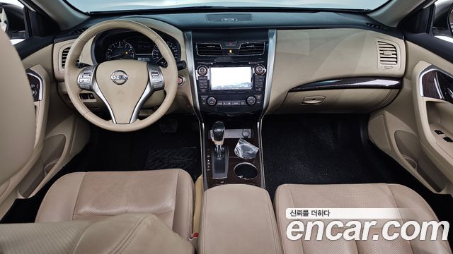 Nissan Altima — interior