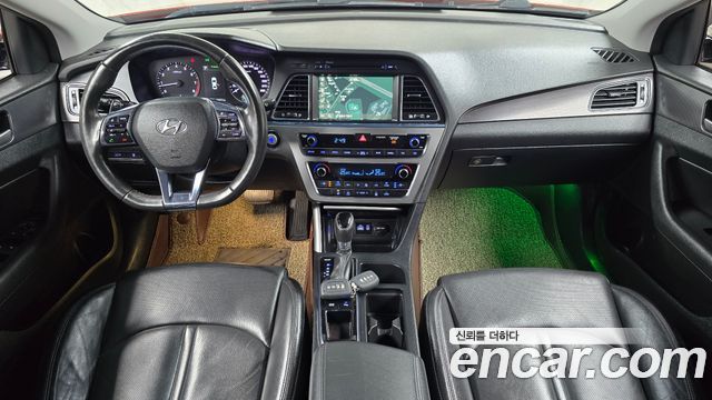 Hyundai Sonata — interior