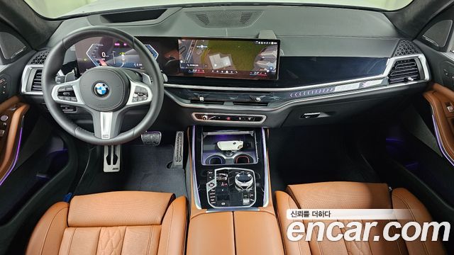 BMW X7 — interior