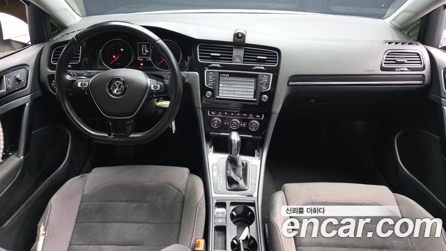 Volkswagen Golf — interior