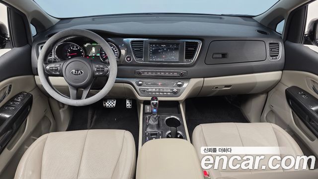 Kia Carnival — interior
