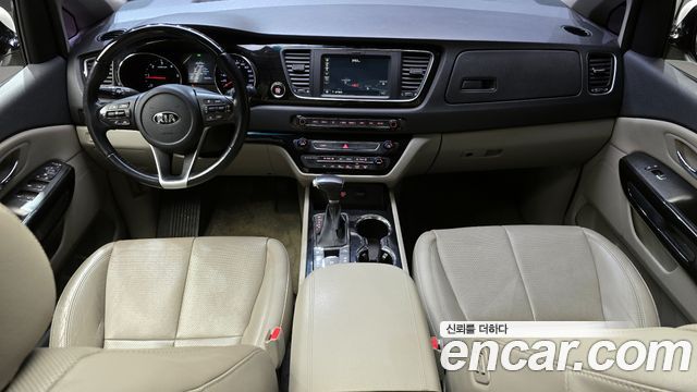 Kia Carnival — interior