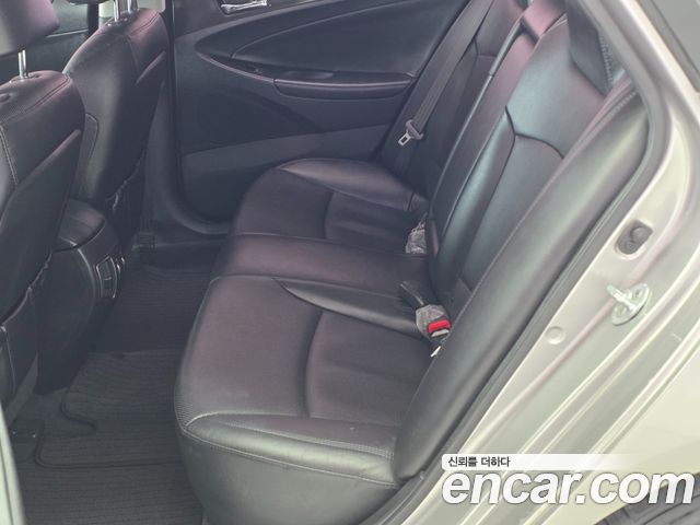Hyundai Sonata — interior