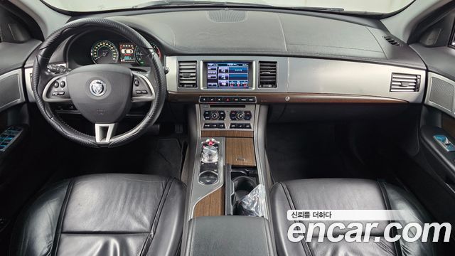Jaguar XF — interior