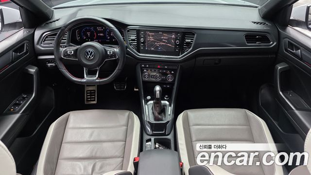 Volkswagen T-Roc — interior