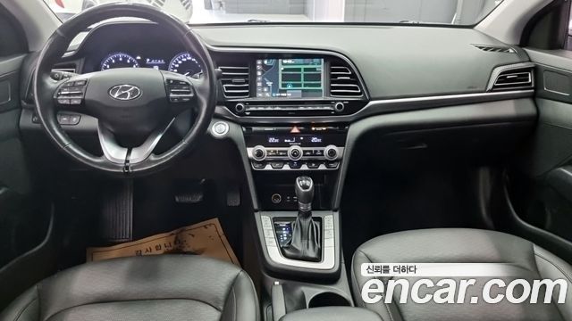 Hyundai Avante — interior
