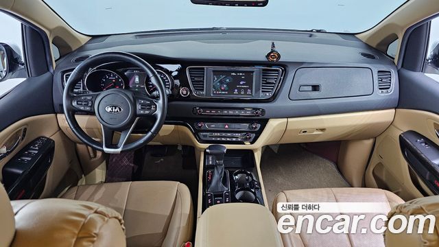 Kia Carnival — interior