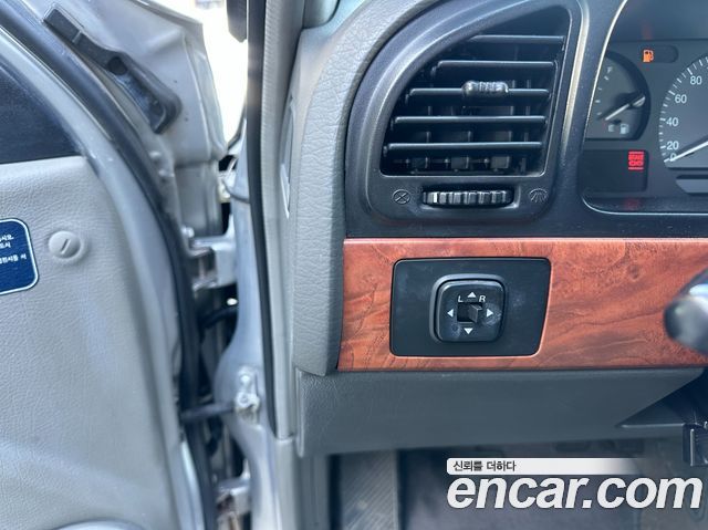 KG Mobility Musso — interior
