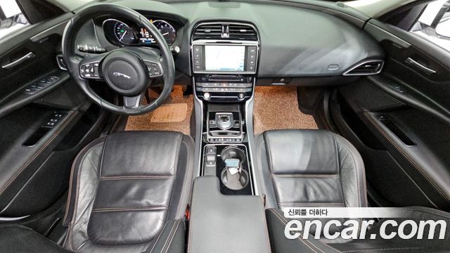 Jaguar XE — interior